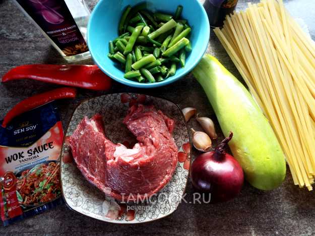 Гречневая лапша с говядиной, грибами и овощами в соусе