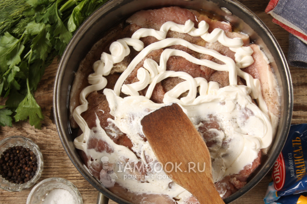 Мясо по-французски с ананасом и грибами