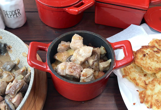 Рецепт: Драники с мясом под соусом в горшочке - в духовке