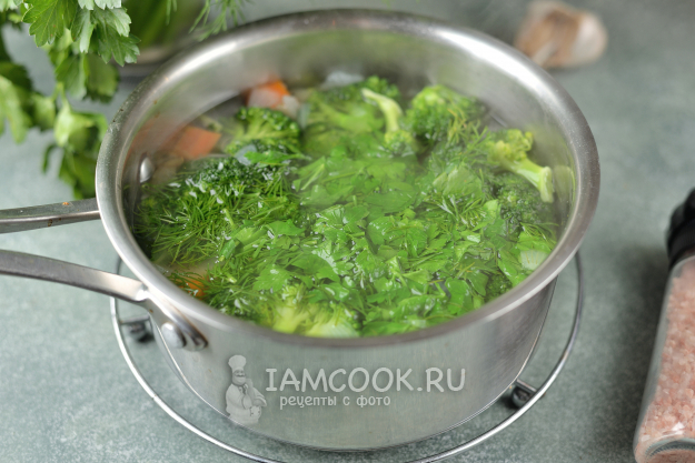 Варим овощи для постного супа из брокколи