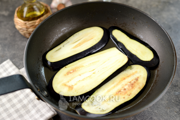 Рулетики из баклажанов с брынзой и чесноком