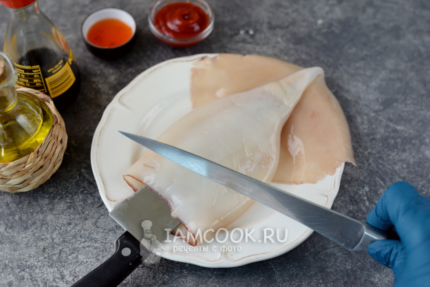 Жареный кальмар целиком на сковороде