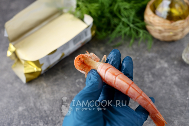 Жареные лангустины на сливочном масле с чесноком на сковороде