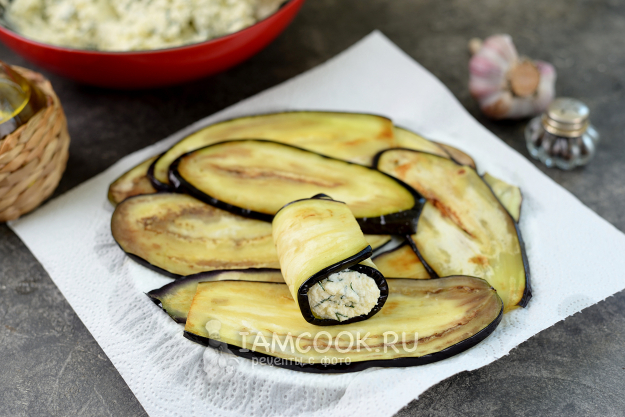 Рулетики из баклажанов с брынзой и чесноком