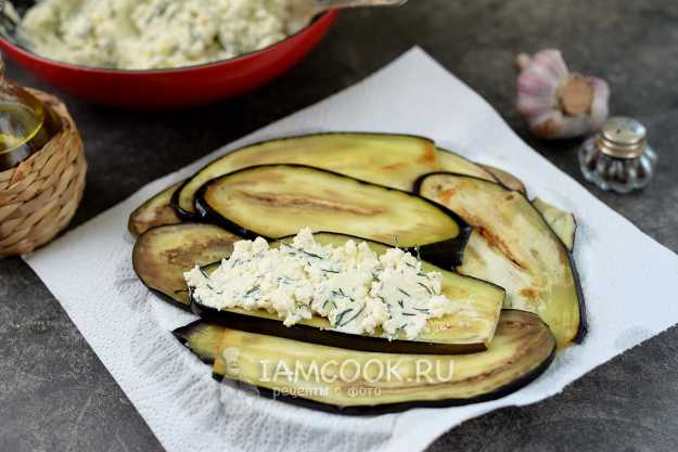 Рулетики из баклажанов с брынзой и помидорами