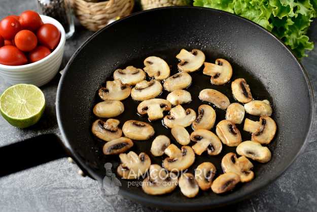 Салат Таежный, простой пошаговый рецепт с грибами и огурцом.