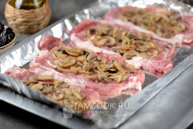 Салат из свинины с маринованными грибами, черносливом и сыром