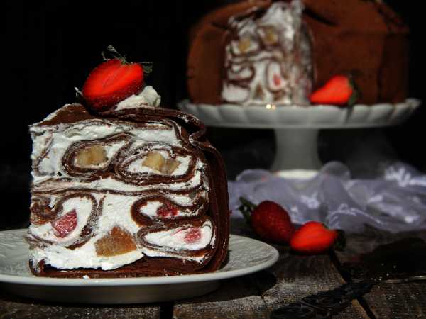 Бисквитный торт с фруктами и взбитыми сливками