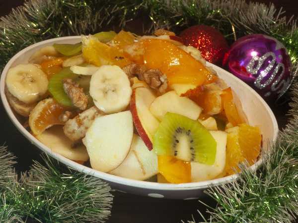 Фруктовый салат из яблок, мандаринов и банана с грецкими орехами