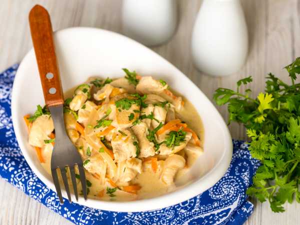 Как приготовить Курица в сметанном соусе с чесноком на сковороде рецепт пошагово