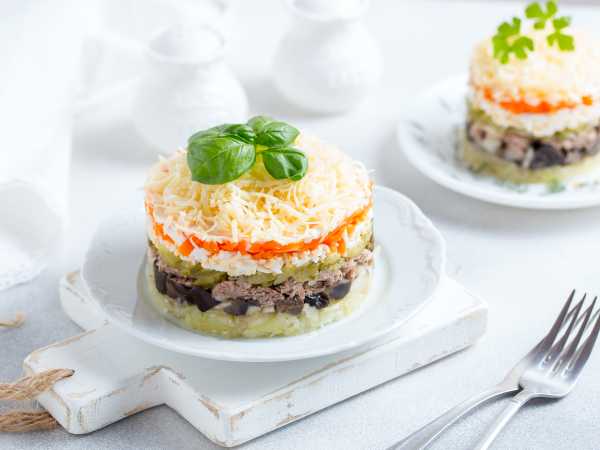 Овощной салат с солёными грибами
