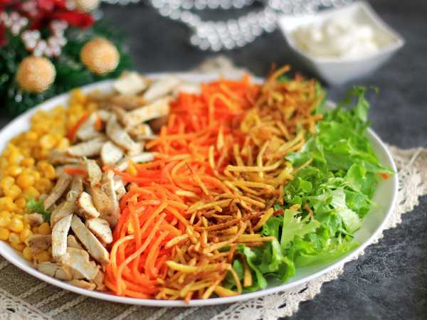 Салат с копченой курицей и корейской морковью слоями