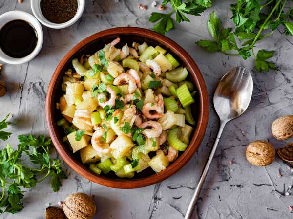 Рецепт: Салат с креветками и сельдереем - свежим огурцом, сыром и яйцами