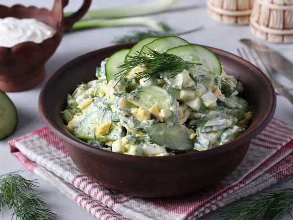 Простой салатик из огурцов с яйцами и зеленью