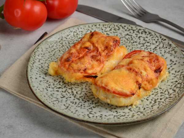 Треска с сыром и помидорами, запеченная в духовке