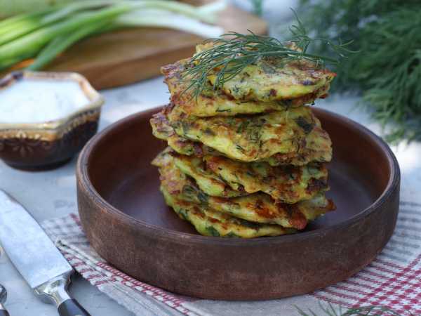 Оладьи жареные на сковороде из кабачков с зеленью : рецепт с фото пошагово
