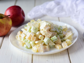 Салат из корня сельдерея, куриного филе и ананаса