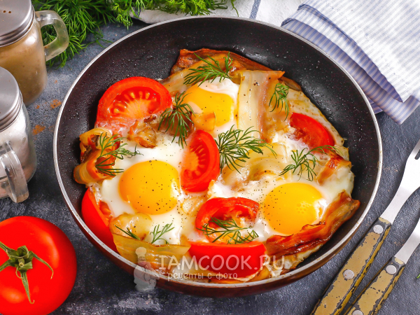 Яичница с беконом и помидорами на сковороде, рецепт с фото