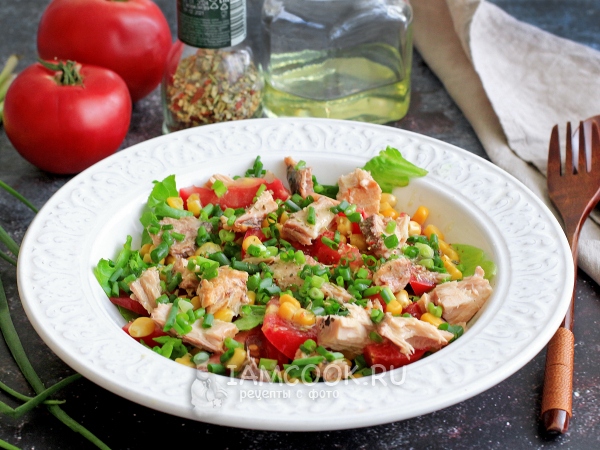 Салат с тунцом, кукурузой и помидорами, рецепт с фото