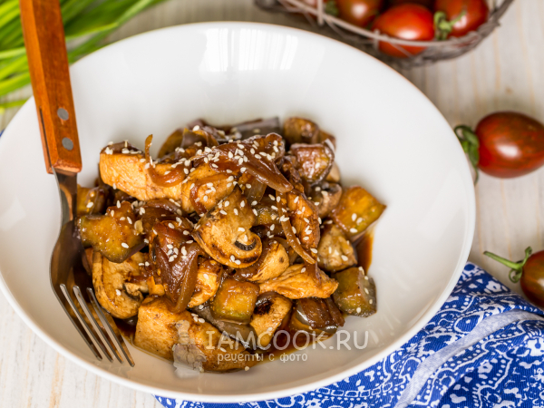 Курица с баклажанами и грибами на сковороде, рецепт с фото
