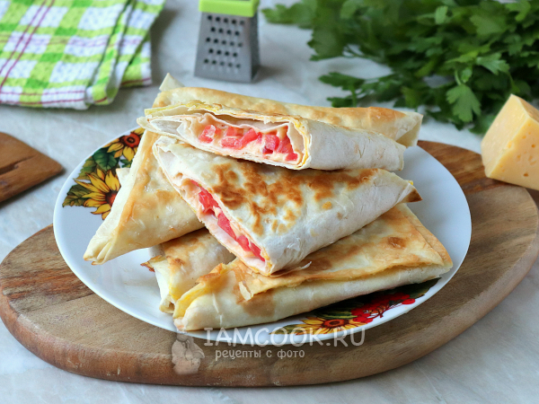 Треугольники из лаваша с сыром и помидорами (на сковороде), рецепт с фото