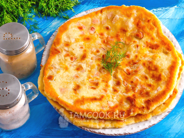 Хачапури с сыром и ветчиной на сковороде, рецепт с фото
