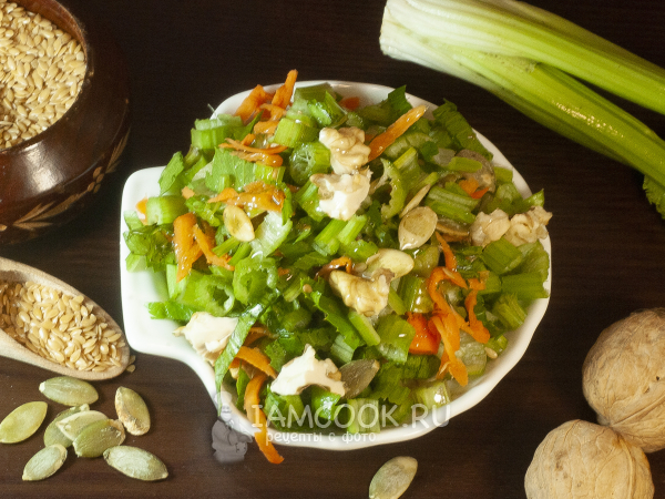 Салат из моркови и сельдерея стеблевого, рецепт с фото