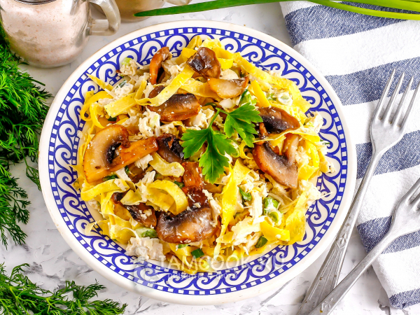 Салат с курицей, грибами и яичными блинчиками, рецепт с фото