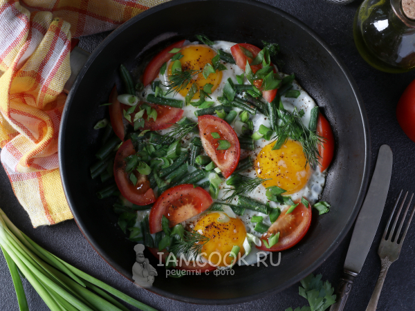 Яичница с фасолью стручковой и помидорами, рецепт с фото
