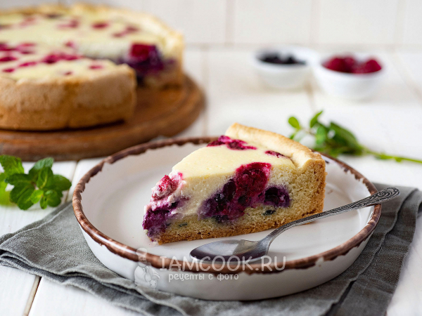 Заливной пирог с творогом и ягодами, рецепт с фото