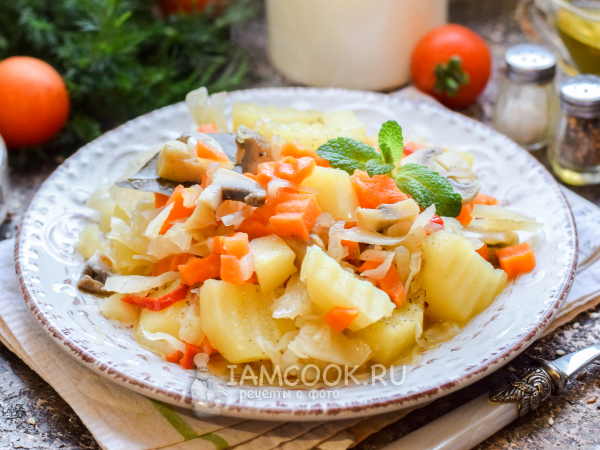 Тушеная картошка с капустой, грибами и копченой курицей