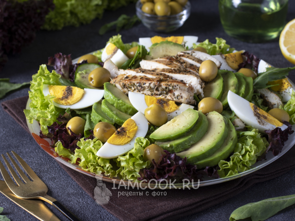Салат с авокадо, огурцом, яйцом и курицей, рецепт с фото