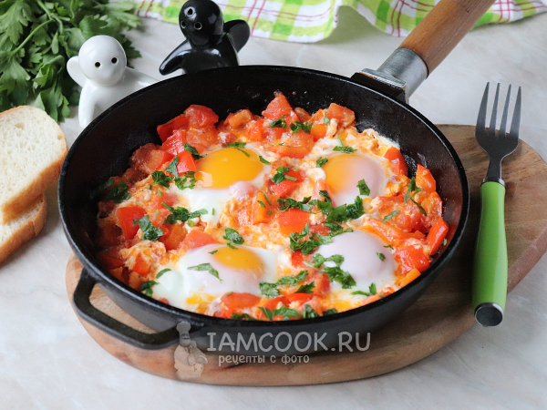 Яичница с помидорами и луком на сковороде: рецепт - Лайфхакер