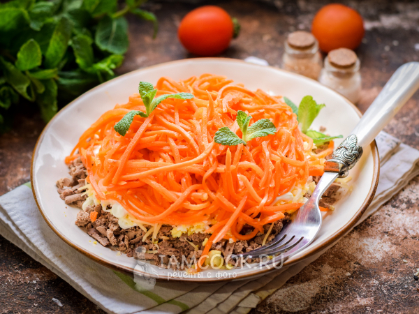 Салат «Мельница» с корейской морковью и куриной печенью, рецепт с фото