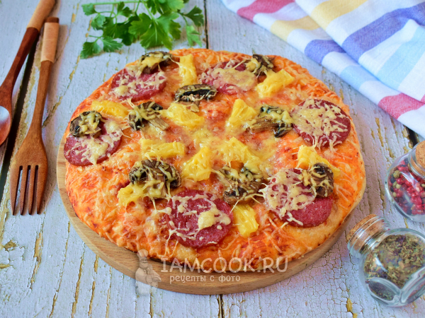 Пицца с колбасой, грибами и ананасами, рецепт с фото