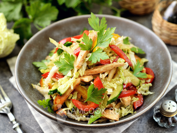 Теплый салат с пекинской капустой и курицей, рецепт с фото