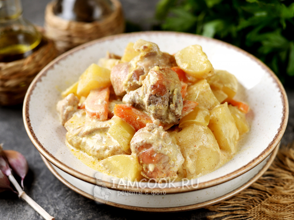 Тушеная картошка с мясом и сметаной в горшочках, рецепт с фото пошагово — горыныч45.рф