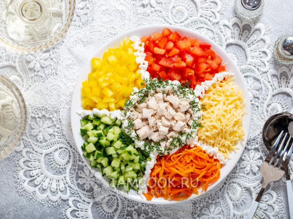 Салат «Калейдоскоп» с курицей и корейской морковью, рецепт с фото