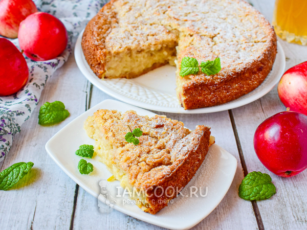 Пирог с тертыми яблоками и манкой, рецепт с фото