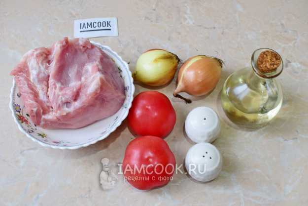 Рецепт: Свинина с помидорами и луком - Обжаренная и тушёная на сковороде, с чесноком