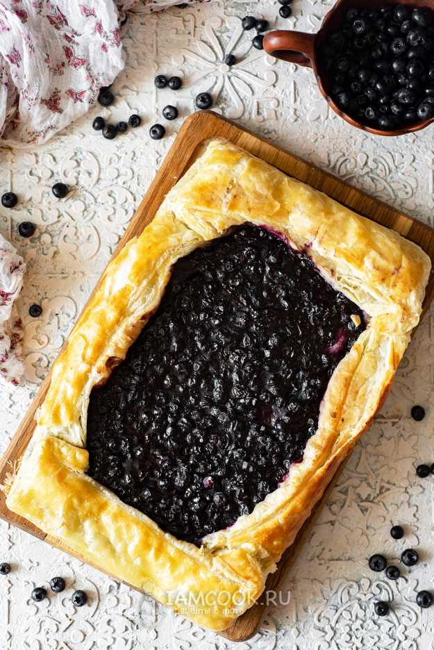 Пирог с черникой из слоеного дрожжевого теста - рецепт в духовке с пошаговыми фото