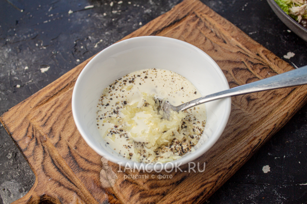 Салат с пекинской капустой, виноградом и курицей