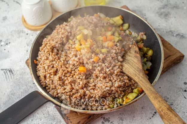 Гречка с курицей и овощами на сковороде - Лайфхакер