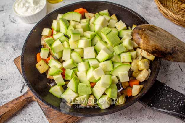 Овощи в соевом соусе на сковороде