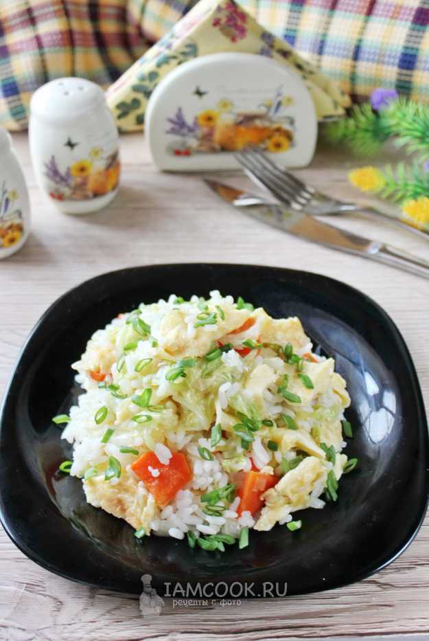 Кимбап из квашеной капусты с рисом и тунцом (Мугынджи мари чамчи гимбап)