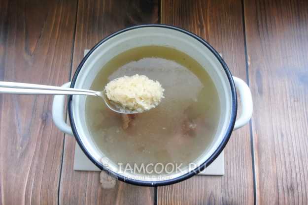 Как приготовить суп с копчеными ребрышками и огурцами