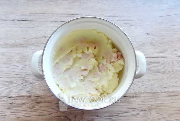 Суп-пюре из картофеля с копченой колбасой и сыром
