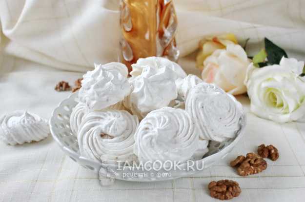 Меренговый торт с грецким орехом и малиновым конфитюром