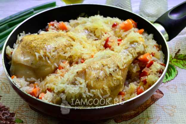 Куриные голени с рисом и луком запеченные в духовке