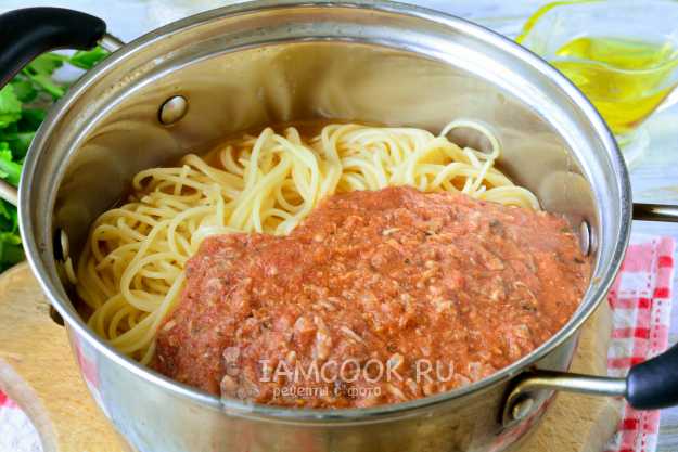 Спагетти с консервированным тунцом и травами